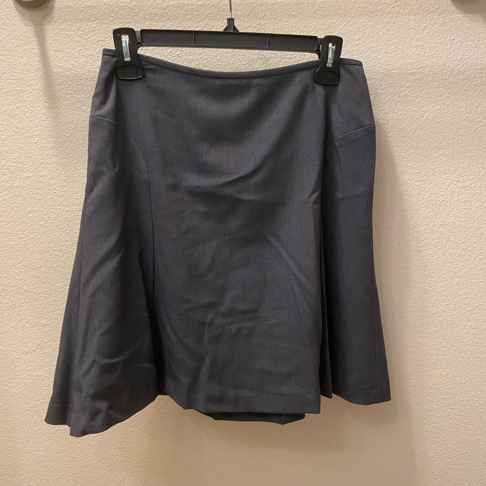 Gray skit that goes with suit jacket